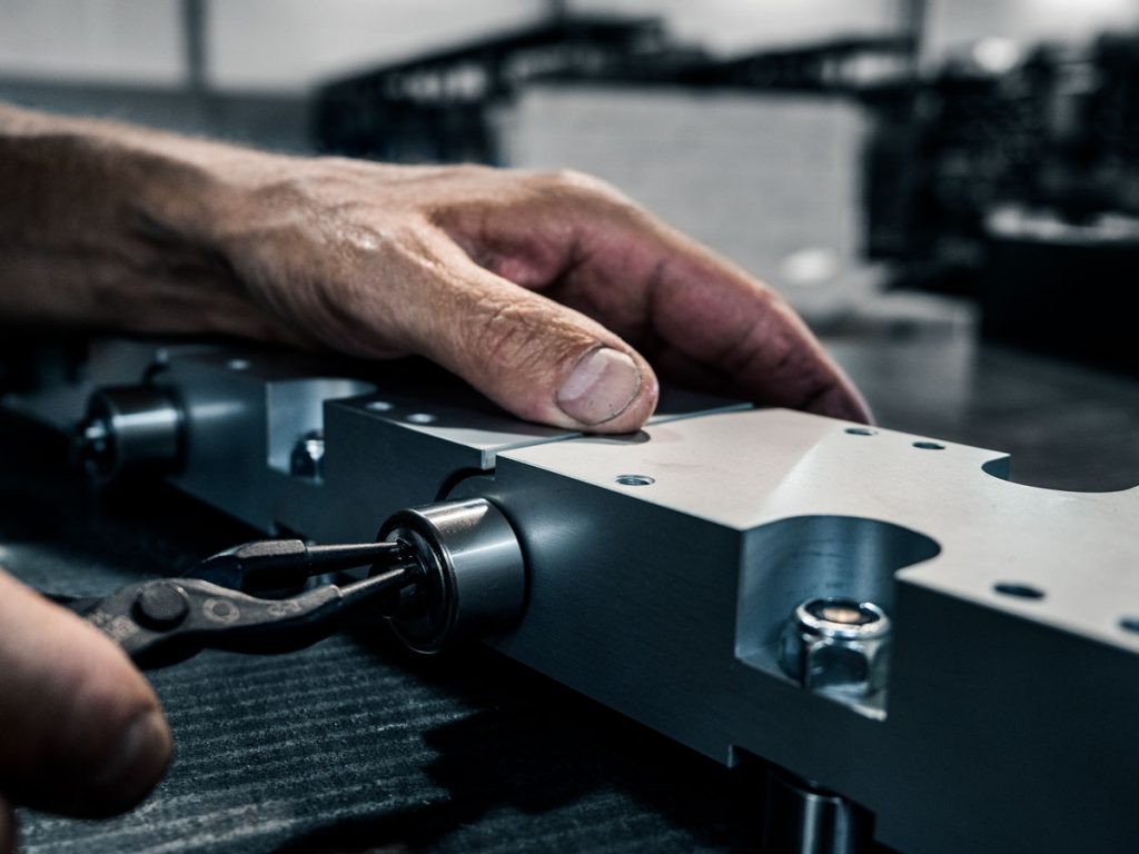 dettaglio-mani-lavoro-meccanica-torino-italplant